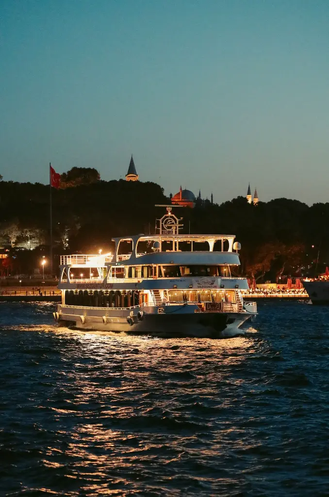 unsplash_emnN0DgI2U0_Hungary Cruise.webp.jpg.jpg