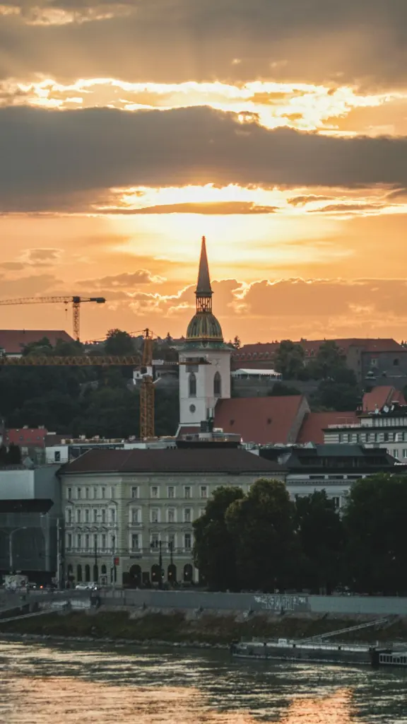 unsplash_99NfinYuj5E_VIENNA.webp.jpg.jpg.jpg
