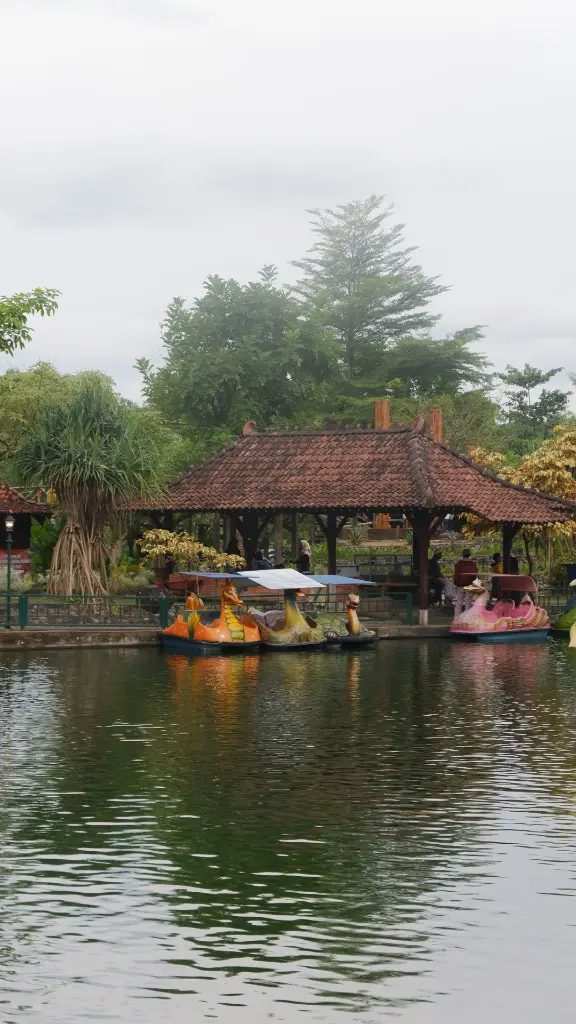 unsplash_4dsR75W3Uzw_LAKE BOAT RIDE.webp