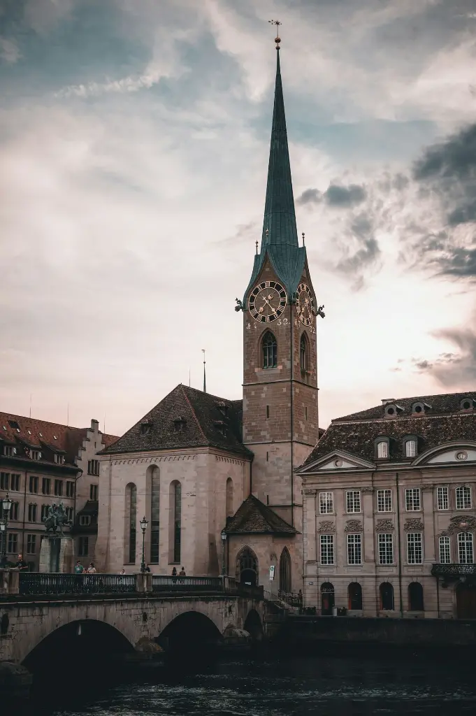 unsplash_hrr4oZ5aGww_Zurich.webp
