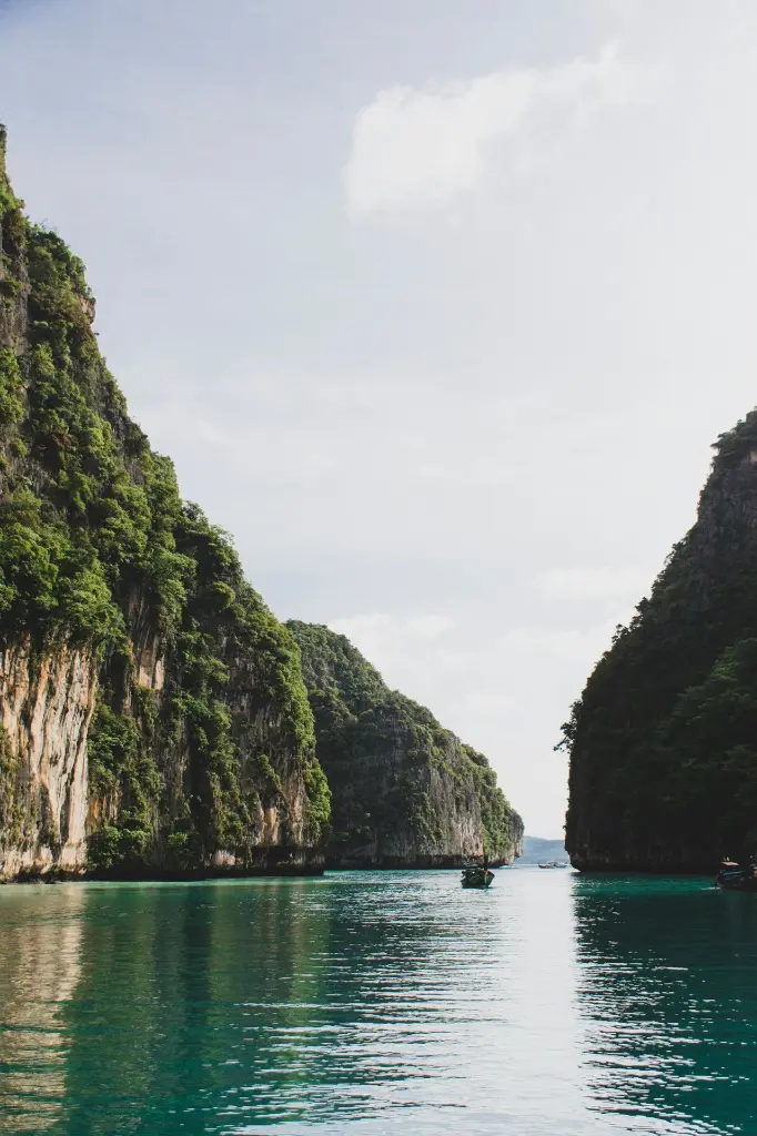 unsplash_fKj7AtX9sYY_Phuket.webp
